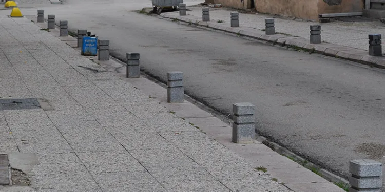 Yaya kaldırımları araçlar tarafından işgal ediliyor