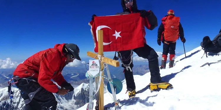 Dünyanın çatısına bayrak dikmek istiyor