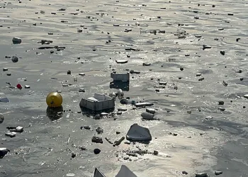 Fırtınada deniz kenarı çöplerle doldu