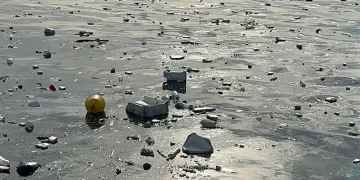 Fırtınada deniz kenarı çöplerle doldu