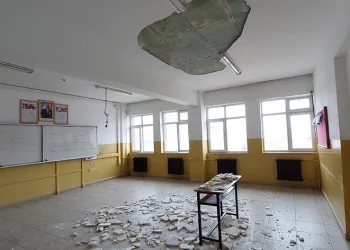 Ders sırasında sınıfın tavan sıvası düştü