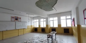 Ders sırasında sınıfın tavan sıvası düştü