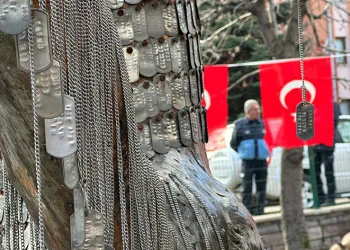 Kuzey Irak şehitlerinin künyeleri Şehit Ağacı’nda