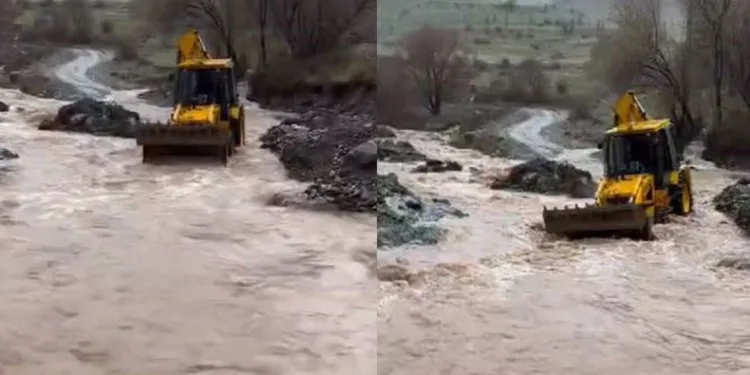 Şiddetli yağışlar yollara zarar verdi