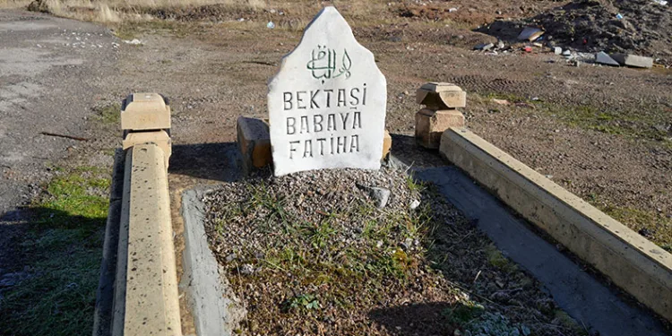 Tarihi mezarlığa büyük saygısızlık
