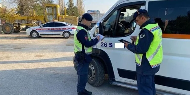 Jandarma ekiplerinden okul servislerine denetim