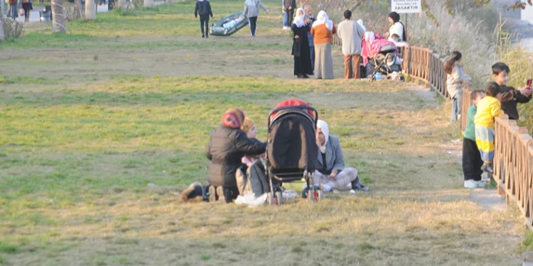 Cizreliler kışın, yazdan kalma bir gün yaşıyor