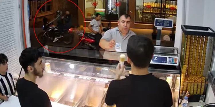 Manavda alışveriş yapan şahsa silahlı saldırı