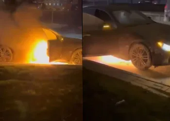 Seyir halindeki otomobil alev alev yandı