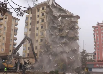 Güneş Apartmanı saniyeler içerisinde yıkıldı