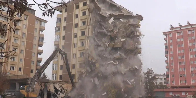 Güneş Apartmanı saniyeler içerisinde yıkıldı