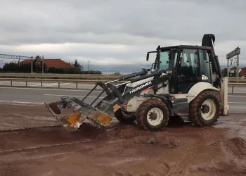 Körfez’de çamurla kaplanan yollar yıkandı