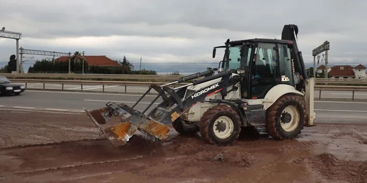 Körfez’de çamurla kaplanan yollar yıkandı