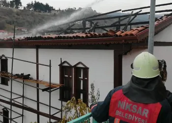 Tarihi konak yangında ağır hasar aldı