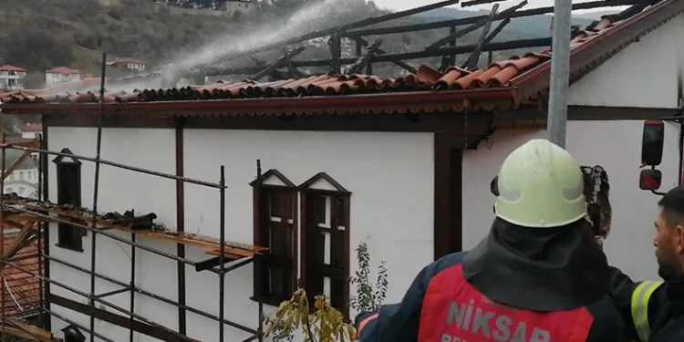 Tarihi konak yangında ağır hasar aldı
