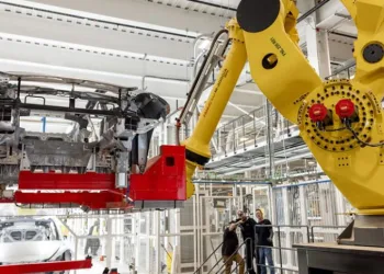 Robot mühendise saldırdı