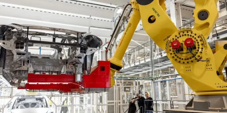 Robot mühendise saldırdı