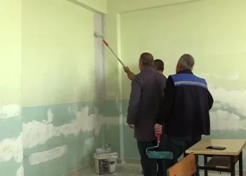 Öğrenciler para topladı, okul çalışanları sınıfları boyadı