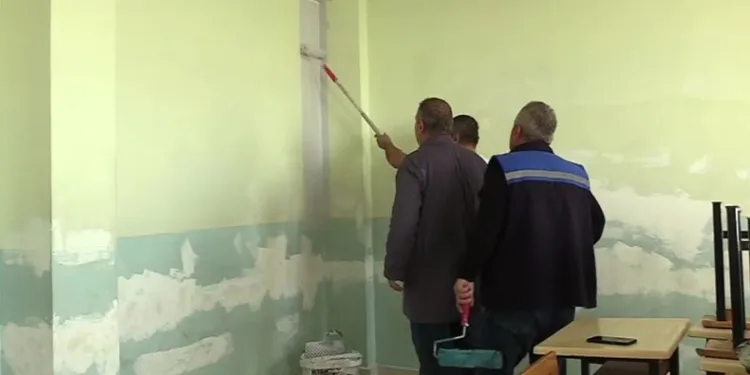 Öğrenciler para topladı, okul çalışanları sınıfları boyadı
