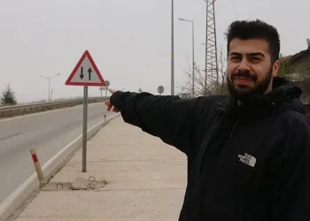 Sürücüleri hayrete düşüren tabela