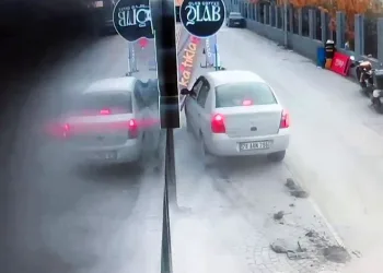 Kontrolden çıkan otomobil dubaları kırdı
