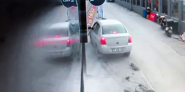 Kontrolden çıkan otomobil dubaları kırdı