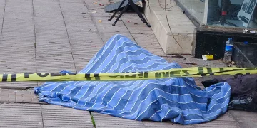 Esnaf uyuduğunu düşünerek üzerini örttü