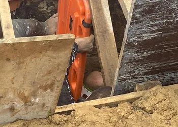Boğazına kadar toprağa gömülen işçi kurtarıldı