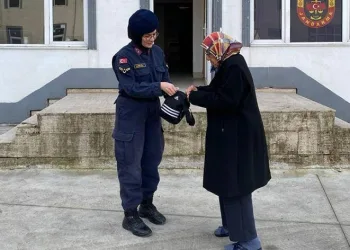 Jandarmanın bulduğu çanta sahibine ulaştırıldı