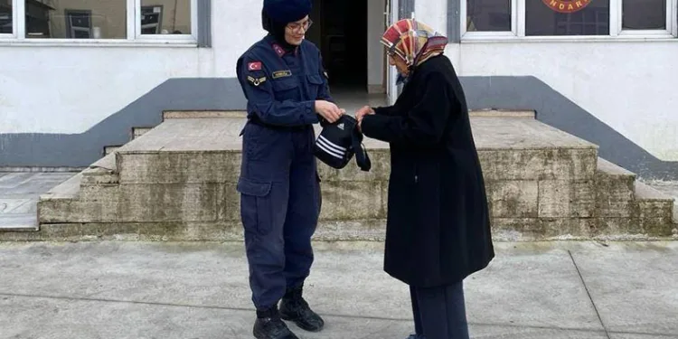 Jandarmanın bulduğu çanta sahibine ulaştırıldı