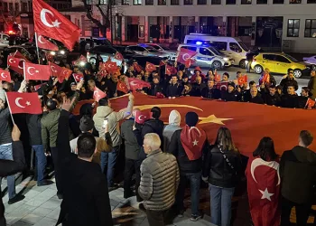 Bursa’da vatandaşlar şehitler için yürüdü