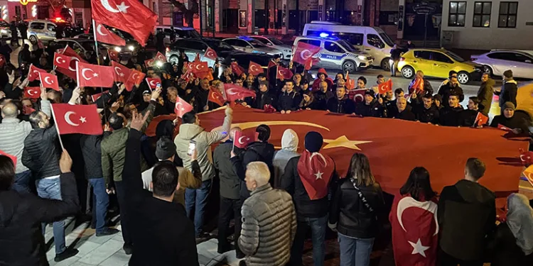 Bursa’da vatandaşlar şehitler için yürüdü