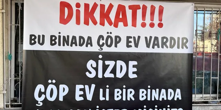 Mahalleliden çöp eve pankartlı tepki