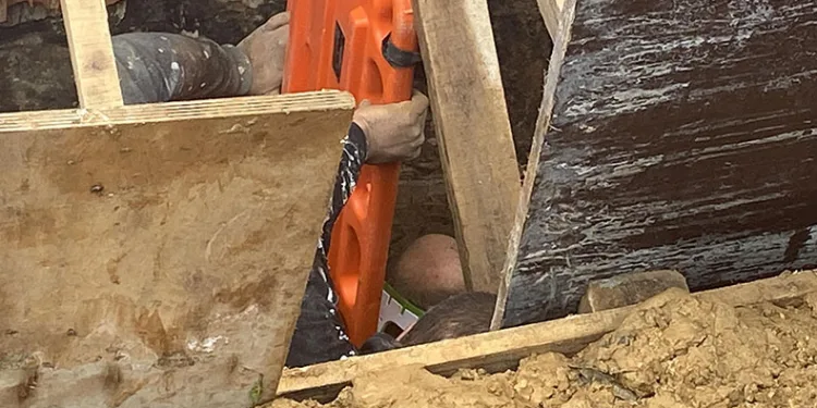 Boğazına kadar toprağa gömülen işçi kurtarıldı