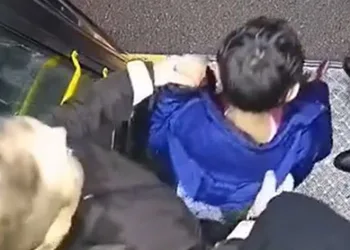 Çocuk ailesi tarafından otobüste unutuldu