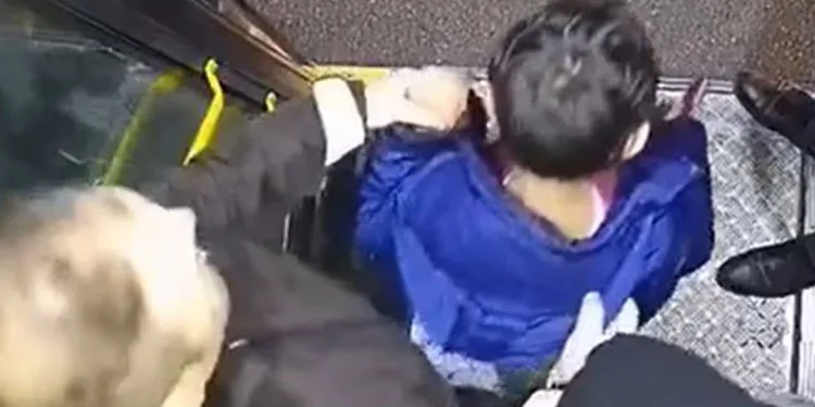 Çocuk ailesi tarafından otobüste unutuldu