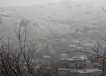 Hakkari’de karla karışık yağmur etkili oldu