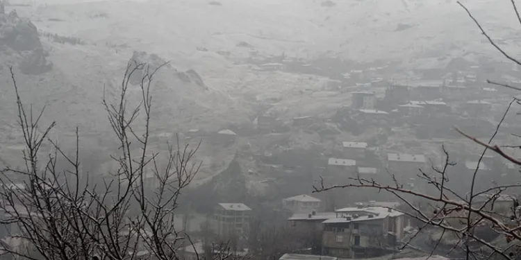 Hakkari’de karla karışık yağmur etkili oldu