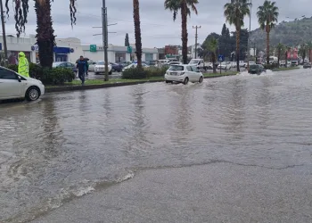 Bodrum’da yollar göle döndü