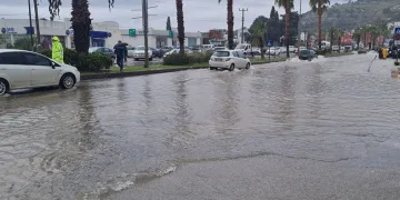 Bodrum’da yollar göle döndü
