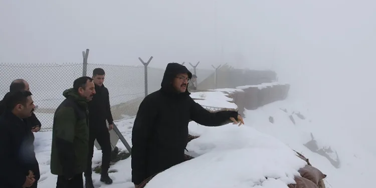 Vali Çelik, askerlerle bir araya geldi