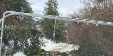 Fırtına direkleri devirdi, köylerde enerji kesintisi yaşandı