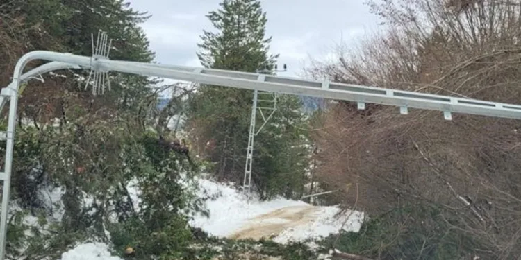 Fırtına direkleri devirdi, köylerde enerji kesintisi yaşandı