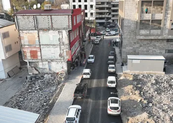 Enkazlar kaldırıldı yollar asfaltlanıyor