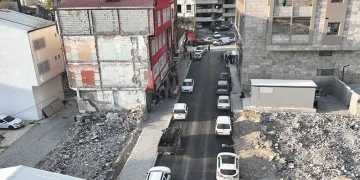 Enkazlar kaldırıldı yollar asfaltlanıyor