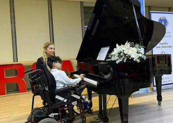Özel bireylerden unutulmaz piyano resitali