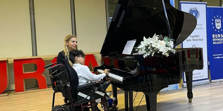 Özel bireylerden unutulmaz piyano resitali