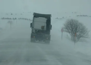 Kar ve tipi ulaşımı aksattı