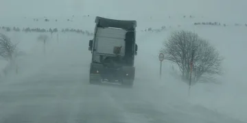 Kar ve tipi ulaşımı aksattı