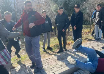 Öğrenciler şakalaştı, veliler kavga etti